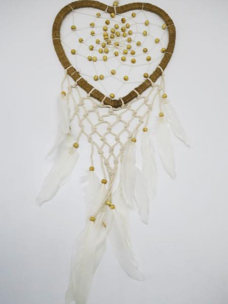 Attrape-rêve ethnique cœur en macramé blanc à perles en bois et plumes