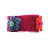 Bracelet en laine bordeaux avec fleurs