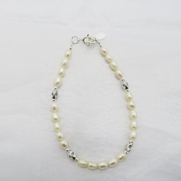 Bracelet perles blanches avec pièces argentées