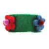 Bracelet en laine vert avec fleurs