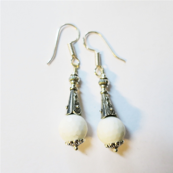 Boucles d'oreilles ethniques à perle blanche