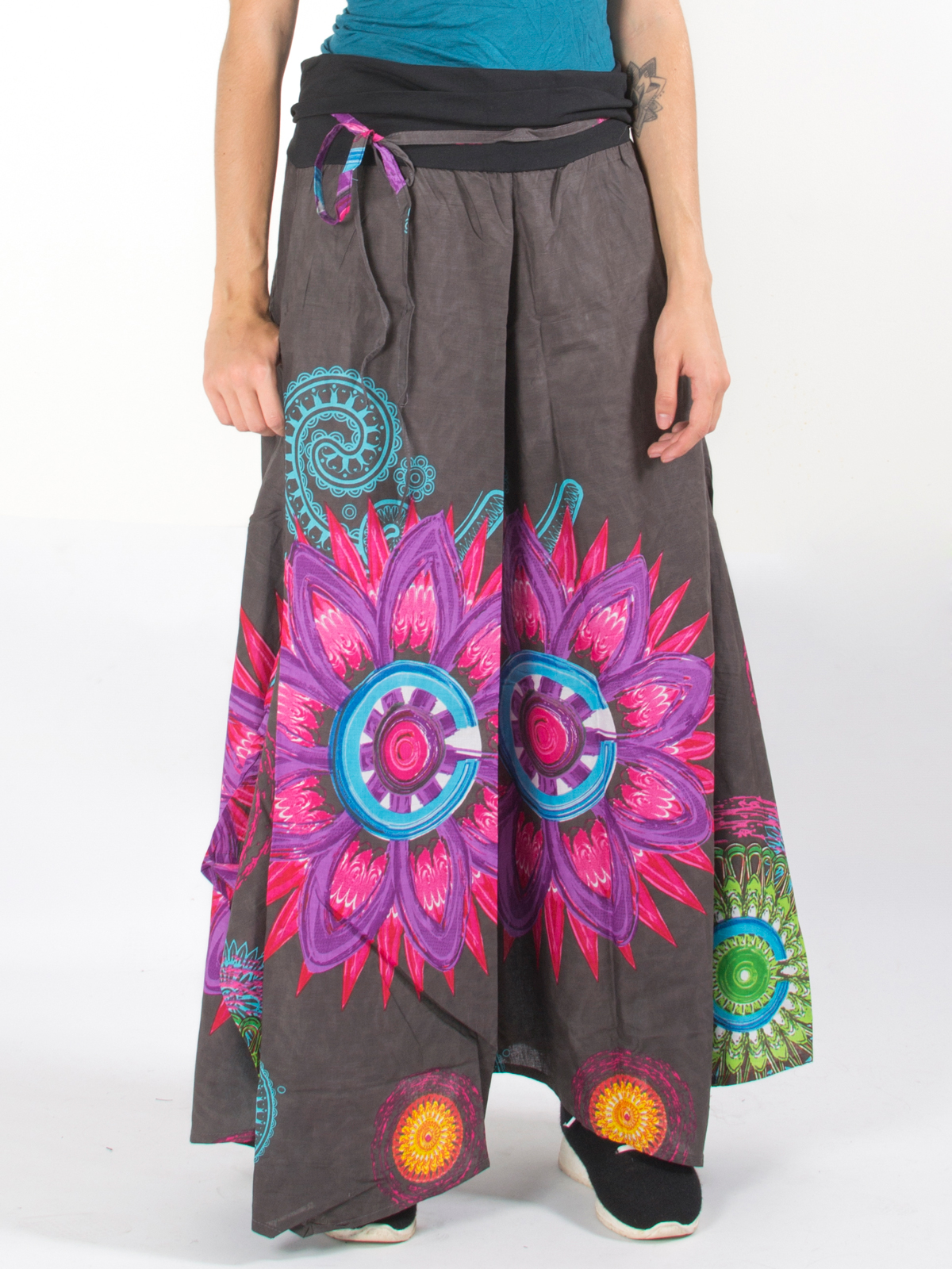 Pantalon jupe-culotte grise à fleurs colorées