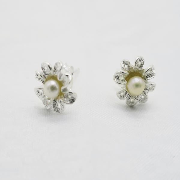 Boucles d'oreilles petite fleur à perle