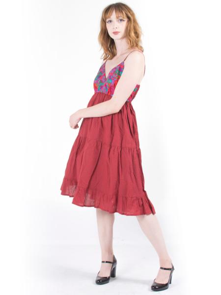 Robe bordeaux au décolleté cache-coeur à broderie bohème