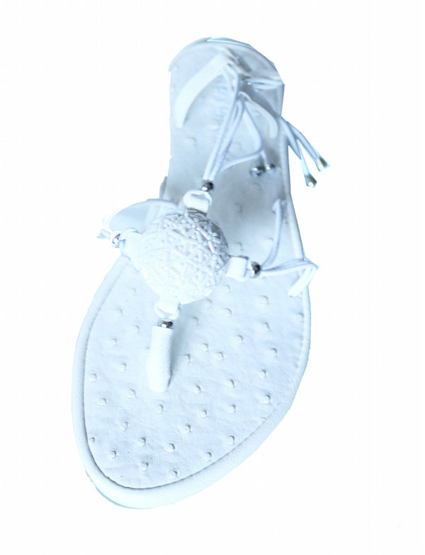 Sandales blanches avec bijou ethnique en perles