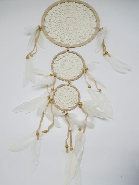 Attrape-rêve ethnique en macramé blanc et en tissu à perles en bois et plumes