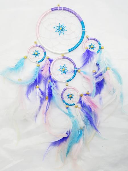 Attrape-rêve ethnique en macramé blanc, violet, rose et bleu à plumes