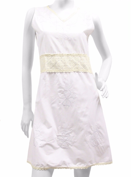 Robe blanche col dentelle et broderies fleurs