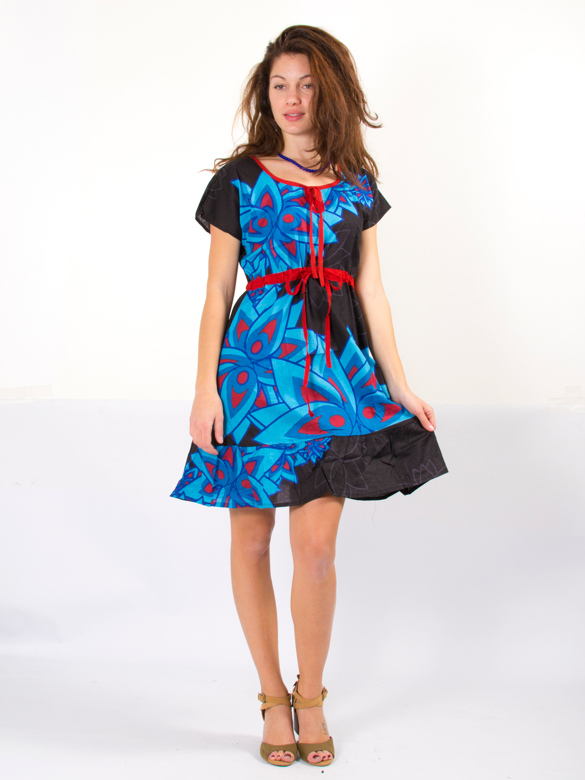 Robe noire à nœud rouge et pétale bleu 