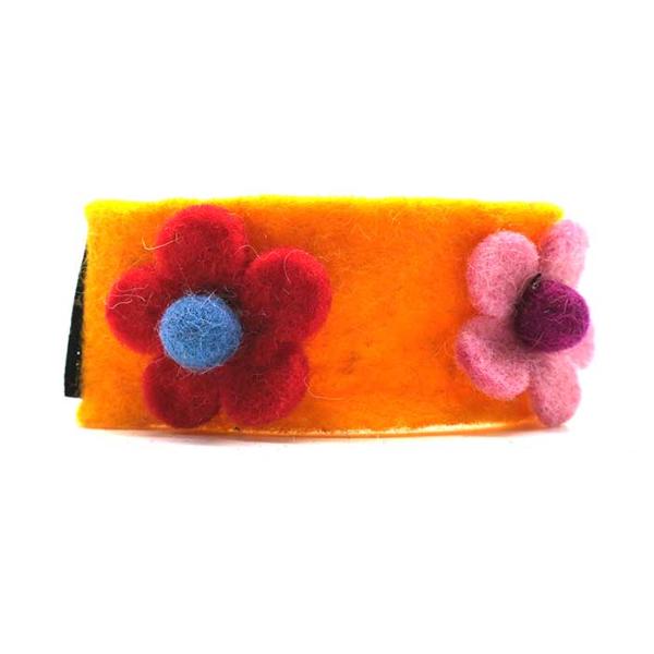 Bracelet en laine orange avec fleurs