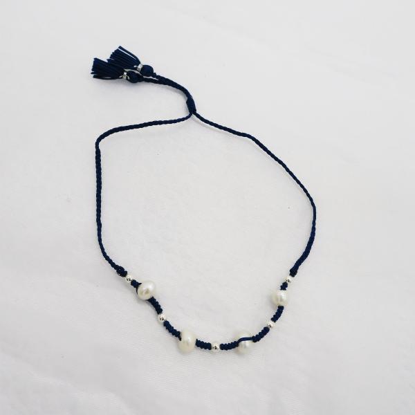 Bracelet tissé macramé bleu marine avec perles