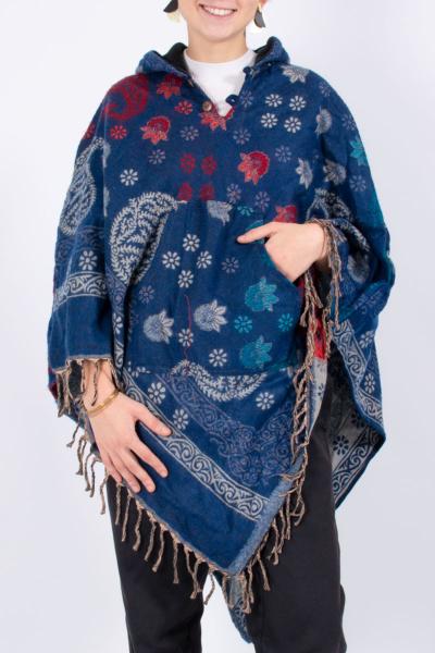 Poncho à capuche bleu au motif paisley en laine