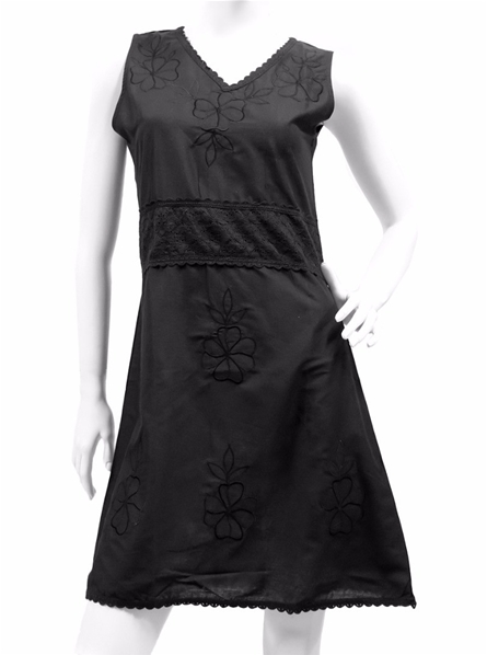 Robe noire col dentelle et broderies fleurs