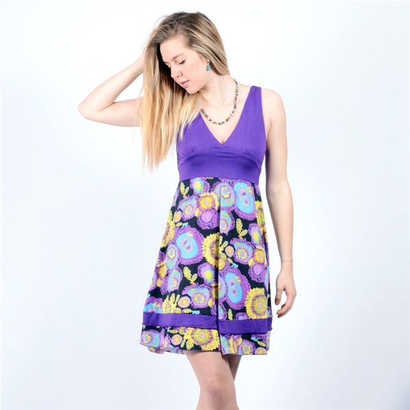 Robe violette au style pin-up à motif de grande fleur dahlia 