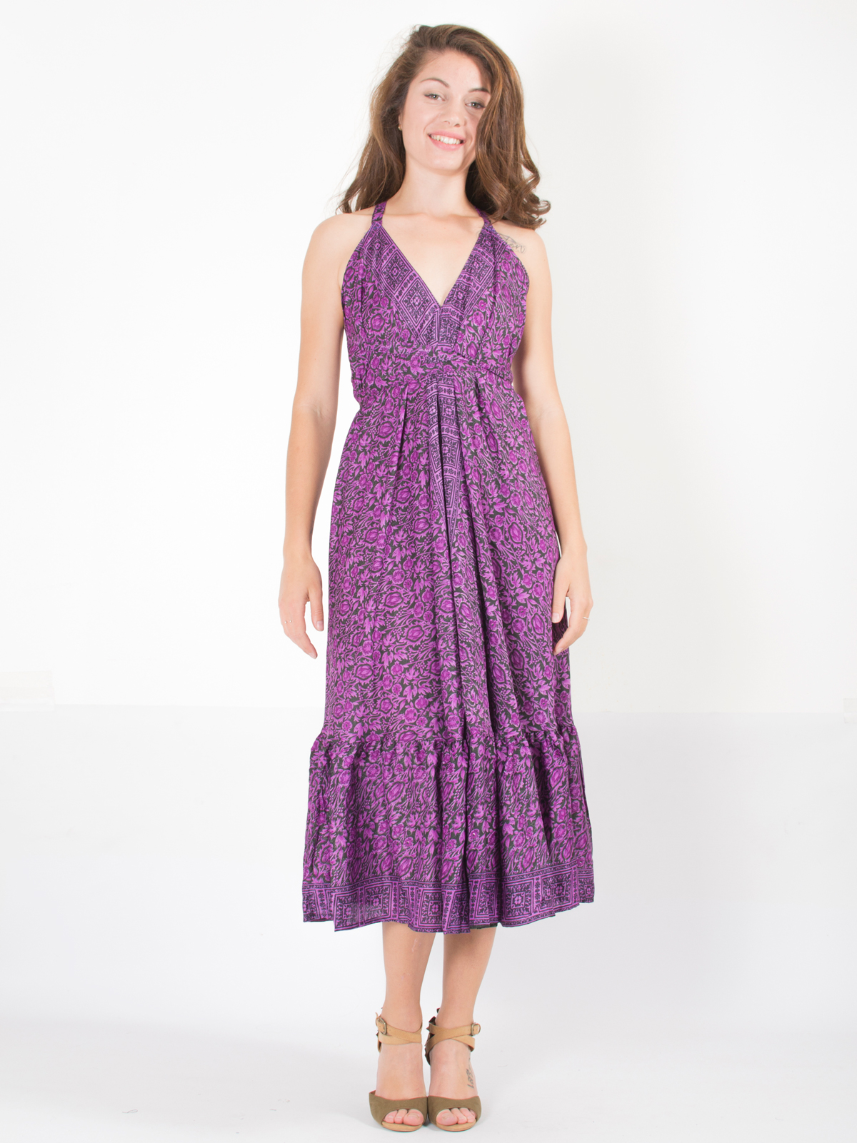 Longue robe violette dos nu à motif indonésien