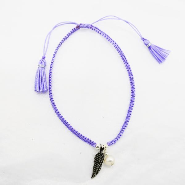 Bracelet violet tissé macramé avec plume