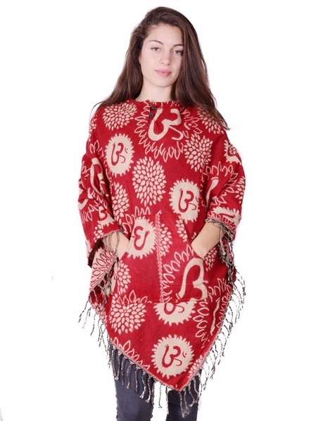 Poncho rouge à capuche en laine à motif Ohm