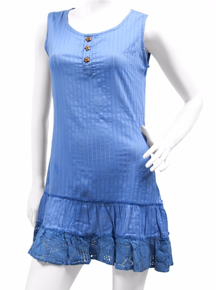 Robe bleue à volant en dentelle et aux boutons étoilés