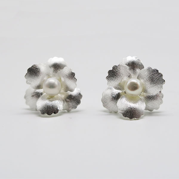Boucles d'oreilles fleurs à perle blanche