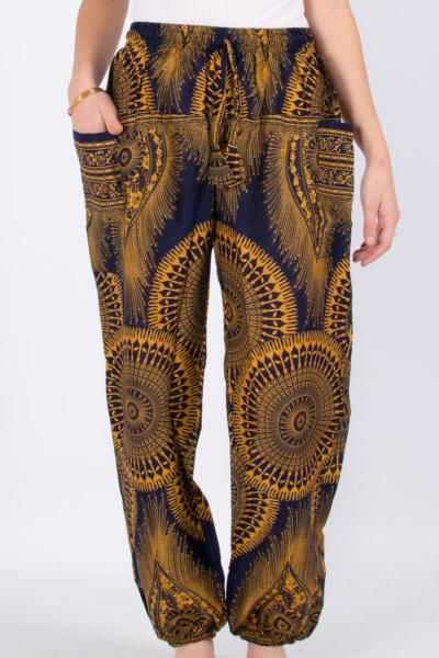 Pantalon bouffant bleu marine à motif mandala ocre